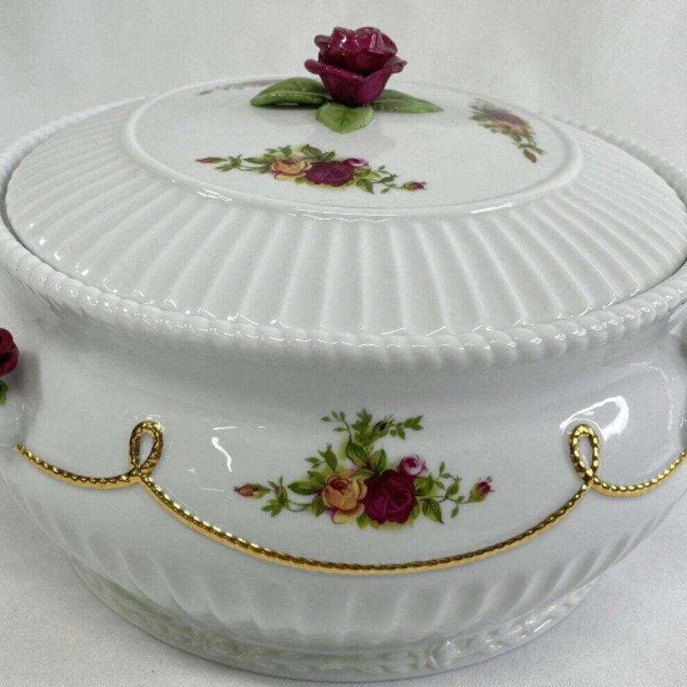 Royal Albert Old Country Roses Covered tureen. 3.5Quarts. New with tag